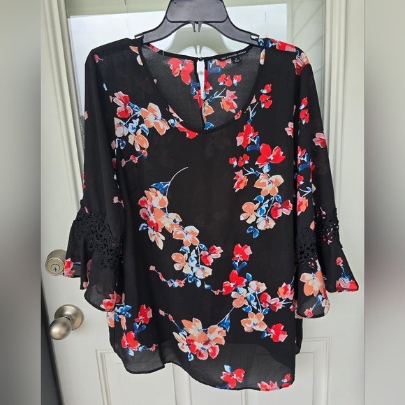 Zac & Rachel Floral Tunic Blouse 1X Plua Black Red Blue Lace Trim Flare Sleeves - Picture 3 of 15